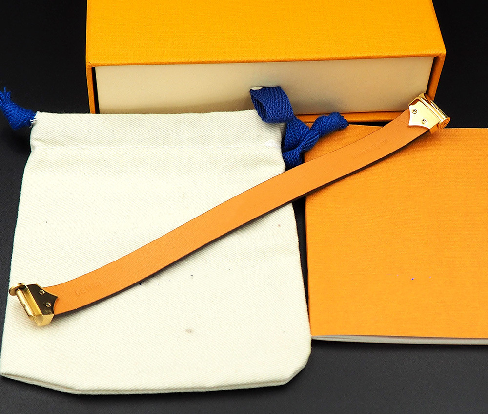 Flower Leather Bracelet Six Nail Leather Bracelet Buckle Calfskin Bracelet Men and Women Can Wear Jewelry Supply