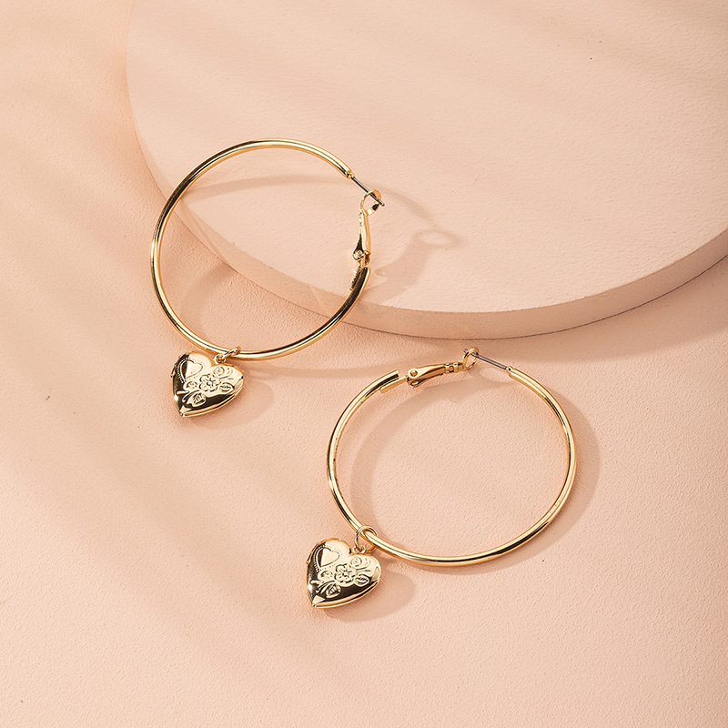 European Oversized Love Heart Pendant Hoop Earrings Women Korean Nightclub Exaggerated Big Circle Earings Young Lady Girl E548
European Oversized Love Heart Pendant Hoop Earrings Women Korean Nightclub Exaggerated Big Circle Earings Young Lady Girl E548