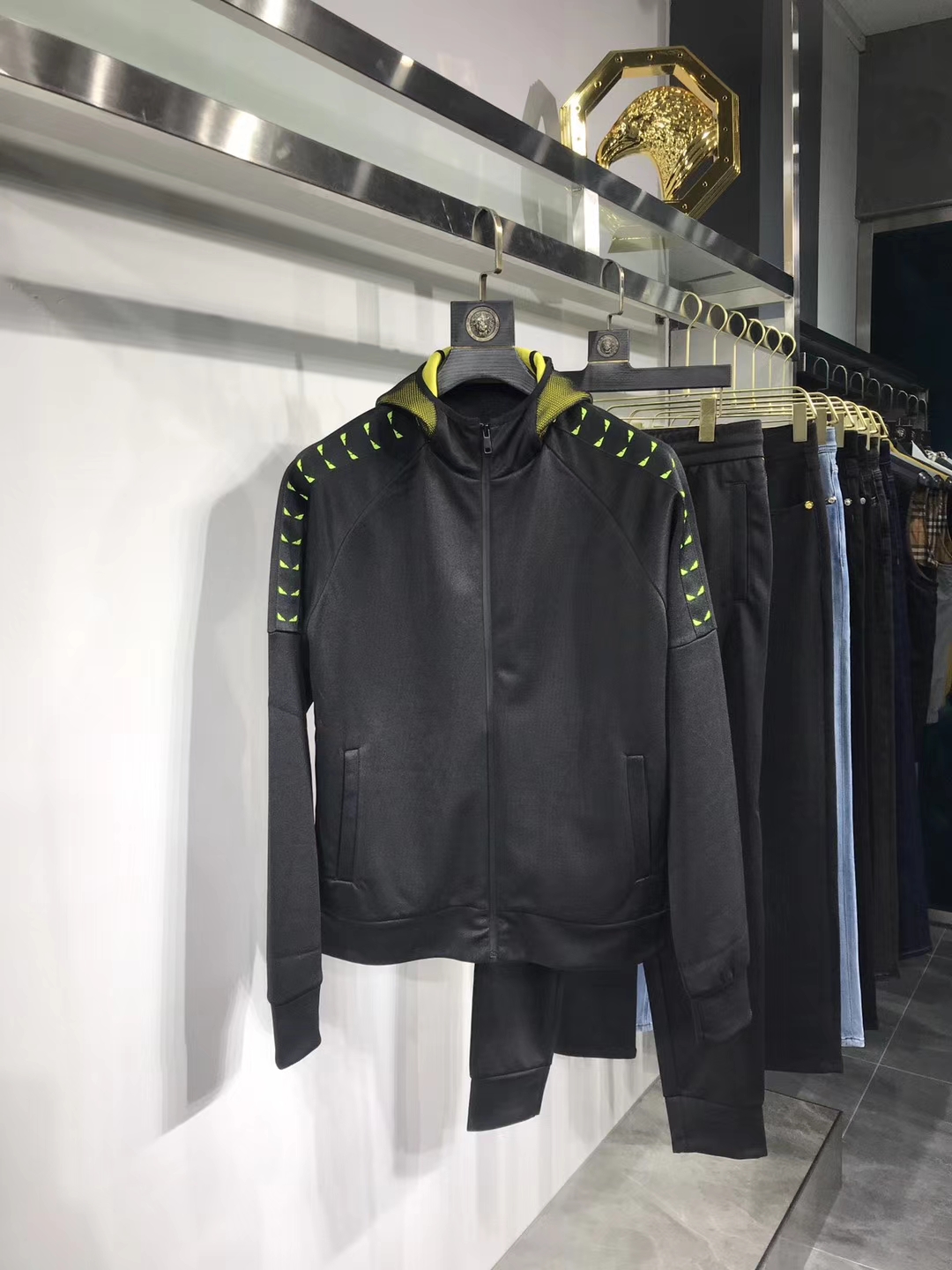 2020 fall and winter luxury designer mens black hoodie tracksuits ~ CHINESE SIZE sweatsuit ~ mens training jogging sweat track suits
2020 fall and winter luxury designer mens black hoodie tracksuits ~ CHINESE SIZE sweatsuit ~ mens training jogging sweat track suits