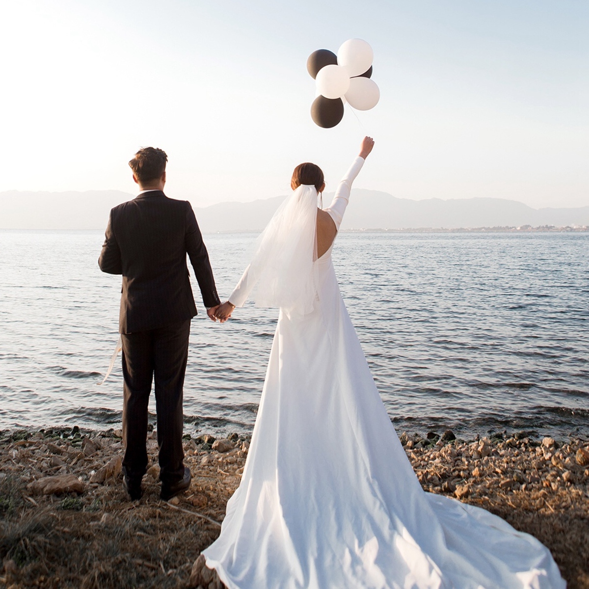 Elegant White Ivory Satin Wedding Dresses Long Sleeves Sexy Backless Simples Country Chapel Garden Bridal Gowns Court Train Vestido de novia