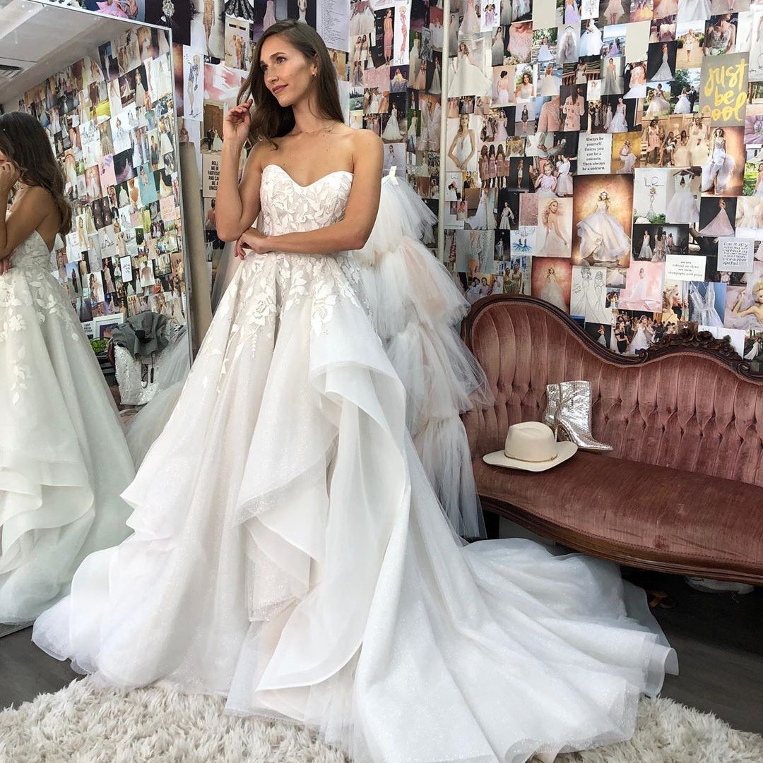 Backless Amazing Lace Wedding Dresses Strapless Neck A Line Appliqued Bridal Gowns Sweep Train Tulle Robe De Marie ppliqued