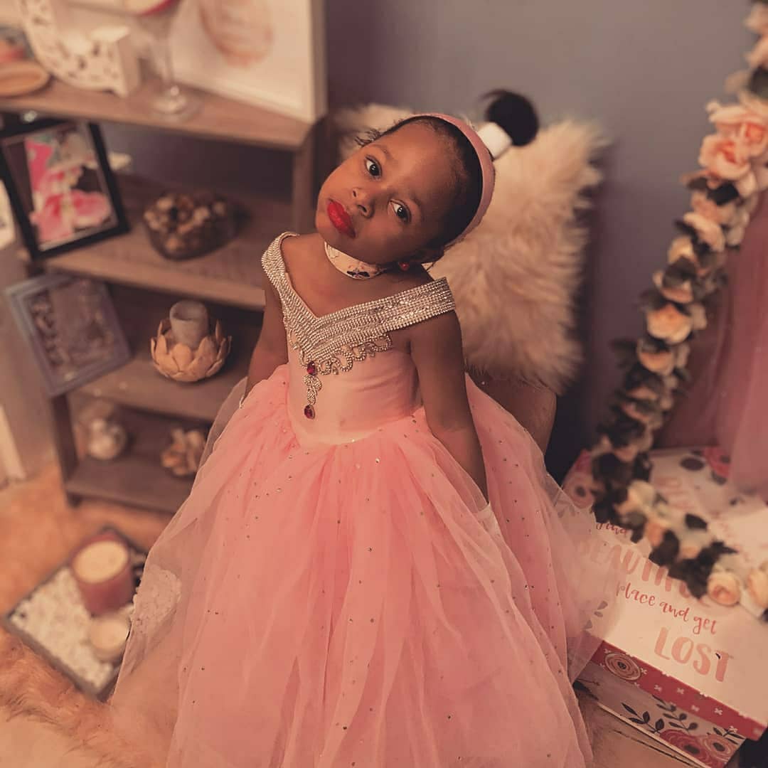 Pink Crystals Beaded 2020 Flower Girl Dresses V-neck Balll Gown Little Girl Wedding Dresses Cheap Communion Pageant Dresses Gowns F358