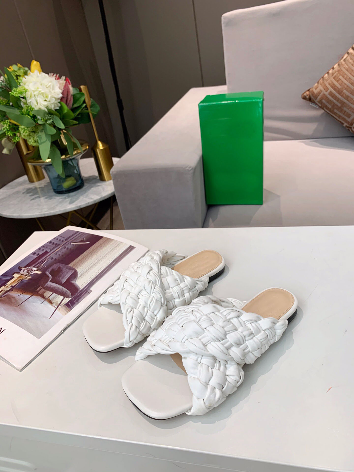 Platform 2020 new one-word slippers, women's fashion slippers, woven shoes, box and dust bag, size 35-42, 4 colors, Black
Platform 2020 new one-word slippers, women's fashion slippers, woven shoes, box and dust bag, size 35-42, 4 colors, Black