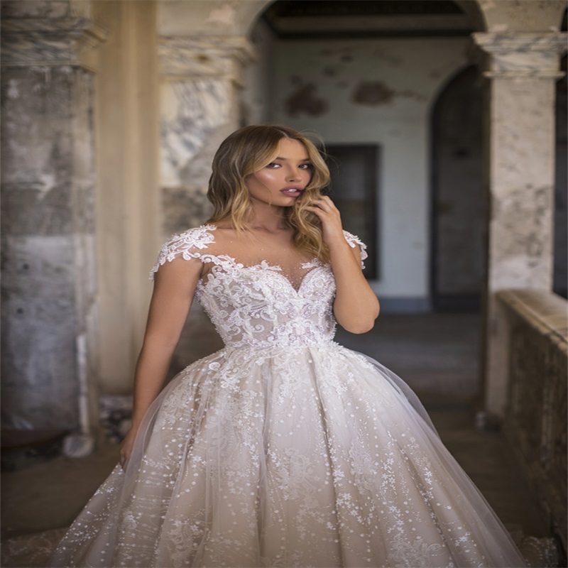 Sexy Backless Wedding Dresses Glitter Beads Lace Applique Puffy Tulle Bridal Gown Vintage Custom Made Sweep Train Wedding Dress