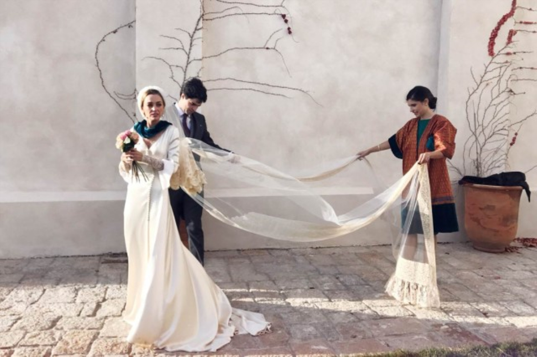 Vintage Ivory Silk Satin Wedding Dresses 2021 Court Train Long Sleeves V Neck Covered Buttons Modest Royal Bridal Gowns Vestidos de novia