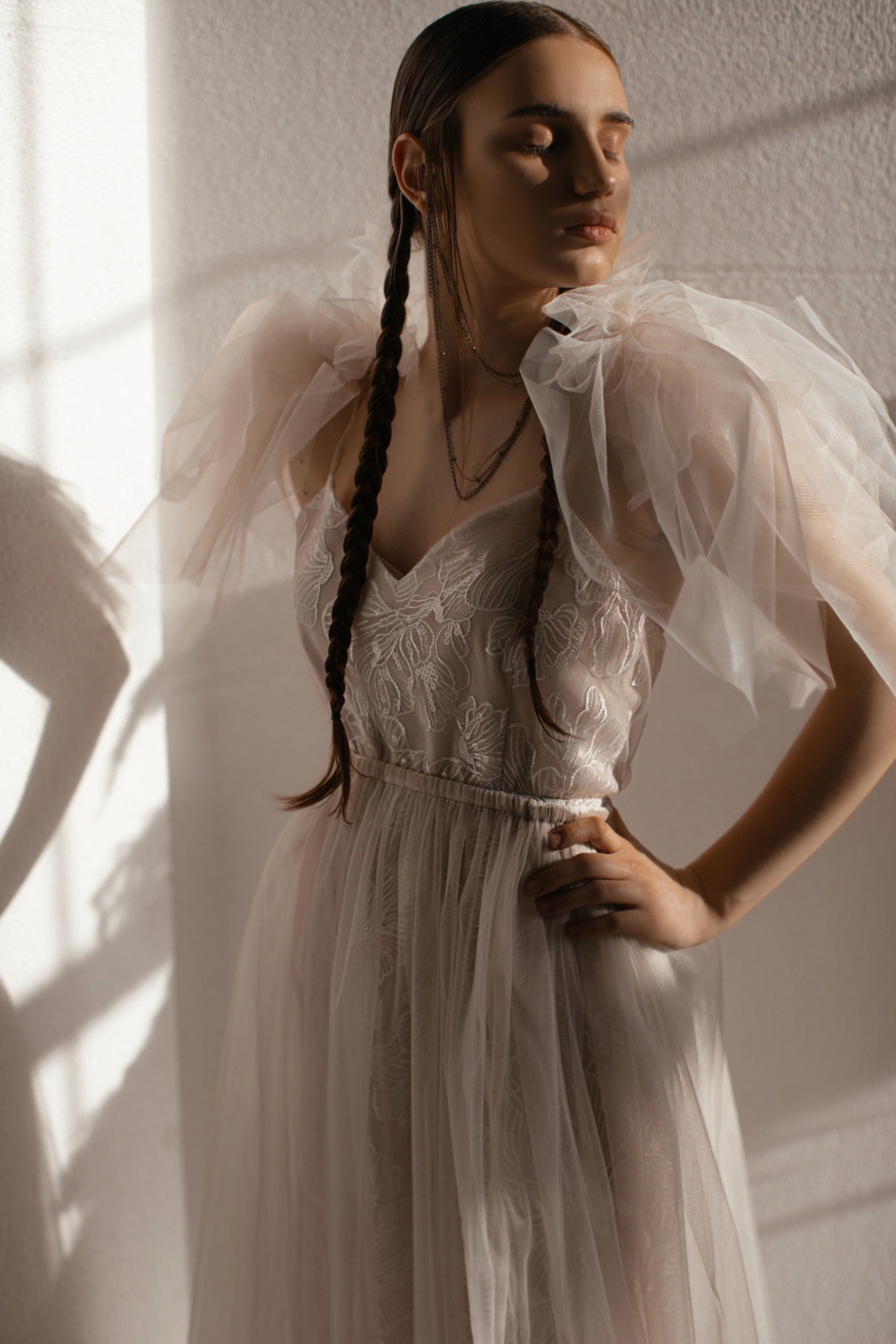 Spaghetti Wedding Dresses Custom Made A Line Designer Neck vestido de novia Scoop Sweep Train Tulle Bridal Gowns Robe