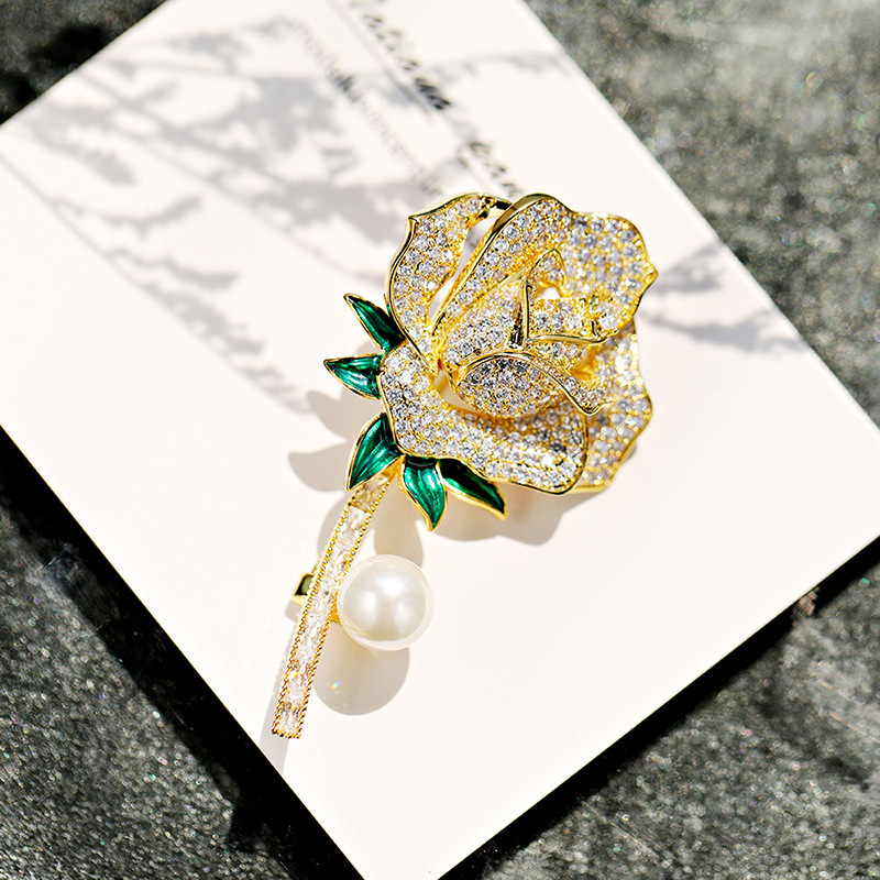 New Fashion Men Women Brooches Gold Silver Colors Bling CZ Rose Brooch Pins for Girls Women for Wedding Party
New Fashion Men Women Brooches Gold Silver Colors Bling CZ Rose Brooch Pins for Girls Women for Wedding Party