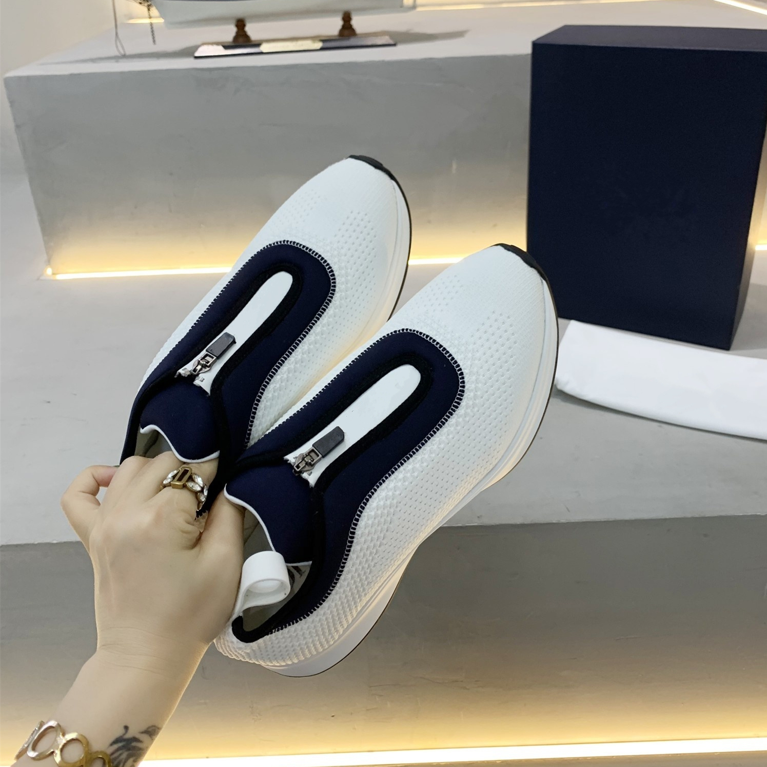 White Technical Mesh and Calfskin Zip Shoes luxury fashion women designer sneakers men casual shoes size 35 to 42 43 44, White black
White Technical Mesh and Calfskin Zip Shoes luxury fashion women designer sneakers men casual shoes size 35 to 42 43 44, White black