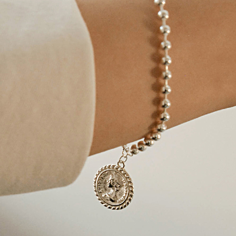 Trendy Chic Sliver Color Coin Pendant Bracelet for Women Vintage Round Queen Portrait Metal Bracelet Simple Jewelry
Trendy Chic Sliver Color Coin Pendant Bracelet for Women Vintage Round Queen Portrait Metal Bracelet Simple Jewelry