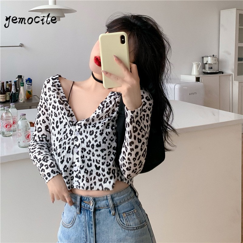 2020 New Leopard Print Retro ThinV-neck Cardigan Short Coat Female Loose Sunscreen Coat Summer Sexy Korean Short Top, White
2020 New Leopard Print Retro ThinV-neck Cardigan Short Coat Female Loose Sunscreen Coat Summer Sexy Korean Short Top, White