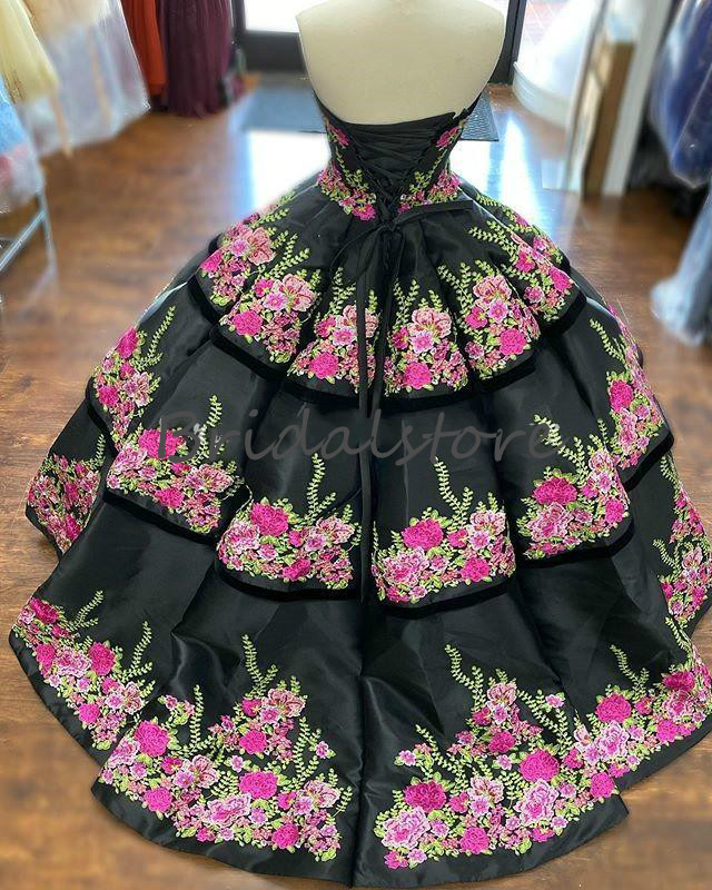 Bright Embroidered Quinceanera Dresses Damas 2021 Sweetheart Mexican Black Sweet 16 Dress Corset Back Lace Appliques Formal Prom Gowns Cheap