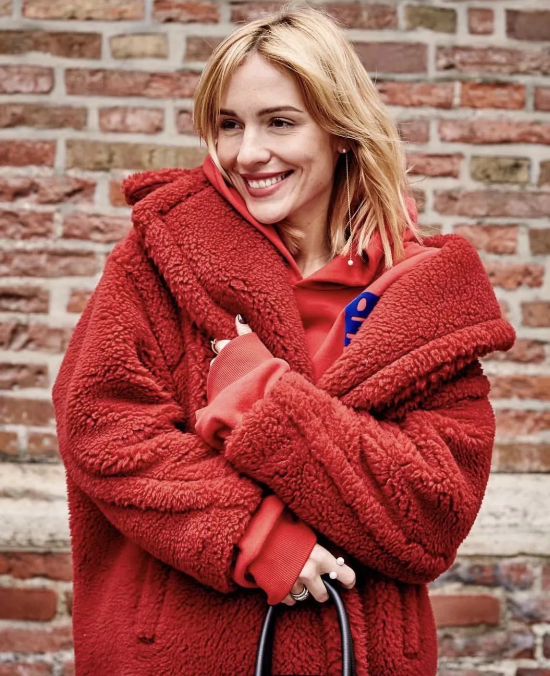 Womens Fashion Winter Oversized Long Camel Wool Coats High Quality Faux Fur Fuzzy Jacket Brown Shaggy Coat
Womens Fashion Winter Oversized Long Camel Wool Coats High Quality Faux Fur Fuzzy Jacket Brown Shaggy Coat