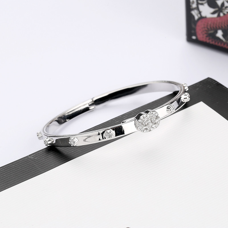 Diamond Bangle Letter Shape Bangle Top Quality Silver Plated Bangle for Woman Gift Fashion Jewelry Supply
Diamond Bangle Letter Shape Bangle Top Quality Silver Plated Bangle for Woman Gift Fashion Jewelry Supply