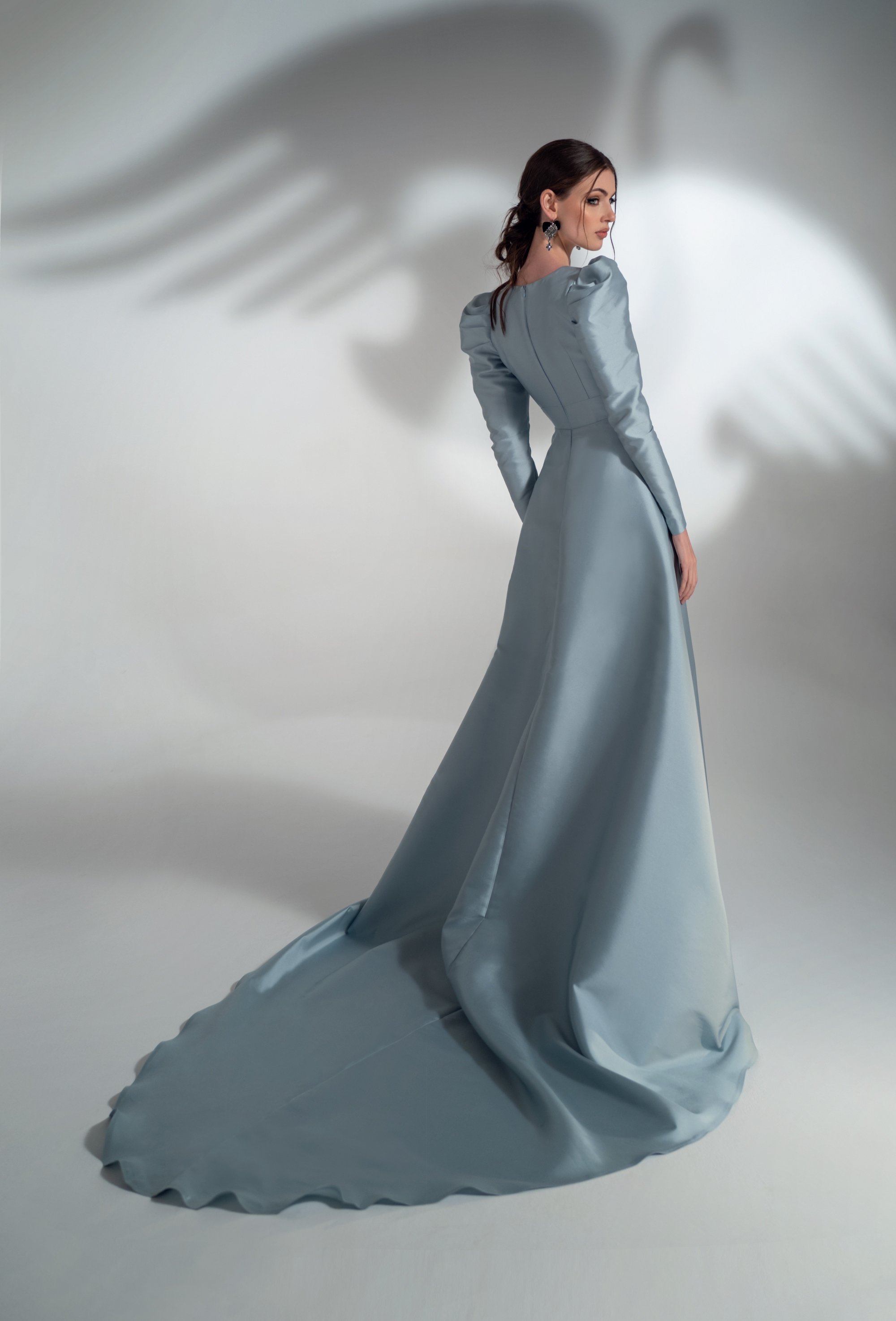 Designer Evening Dresses V Neck Elegant Appliqued Tulle Satin Prom Dress Sweep Train Custom Made Formal Party Gowns