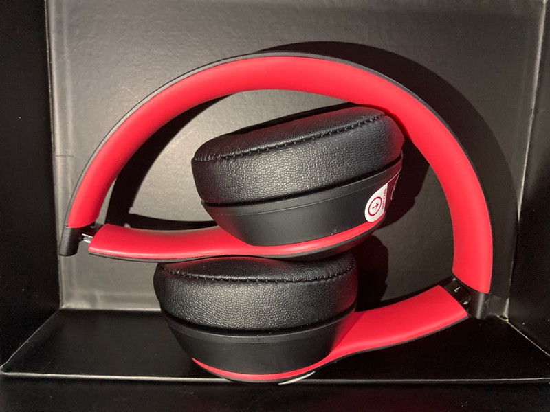 New built-in W1 chip 3.0 wireless headphone Bluetooth headphone deep bass with retail box factory fast shipping
New built-in W1 chip 3.0 wireless headphone Bluetooth headphone deep bass with retail box factory fast shipping