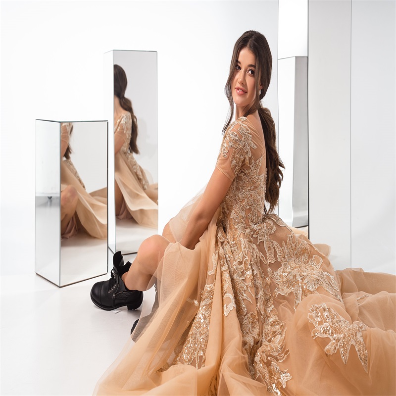 Champagne Prom Dresses Appliqued Lace Sequins Bridesmaid Dress Luxury Party Gowns Sweep Train Special Evening Dresses Custom Made