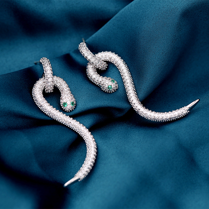 European brand luxury personality s925 silver needle earrings jewelry snake earrings shiny zircon long earrings high-end gifts for women
European brand luxury personality s925 silver needle earrings jewelry snake earrings shiny zircon long earrings high-end gifts for women