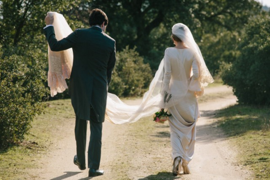 Vintage Ivory Silk Satin Wedding Dresses 2021 Court Train Long Sleeves V Neck Covered Buttons Modest Royal Bridal Gowns Vestidos de novia