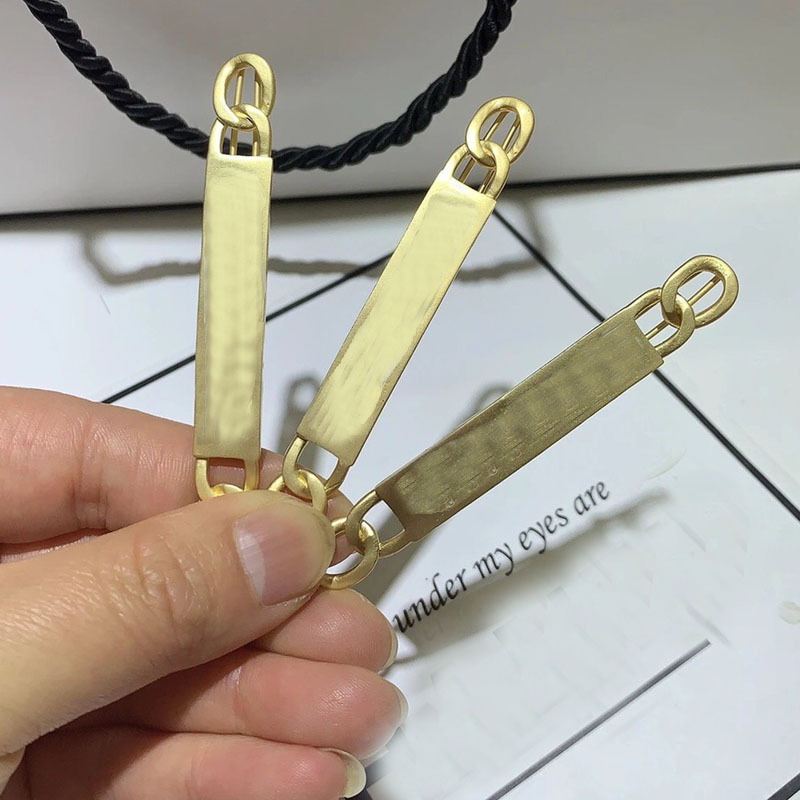 2020 New Classic Fashion Alloy One Word Hairpin C Letter Designer Collection Item Luxury Hair Accessories Girls Party Gift Souvenir 3PCS/Lot, Golden;silver
2020 New Classic Fashion Alloy One Word Hairpin C Letter Designer Collection Item Luxury Hair Accessories Girls Party Gift Souvenir 3PCS/Lot, Golden;silver
