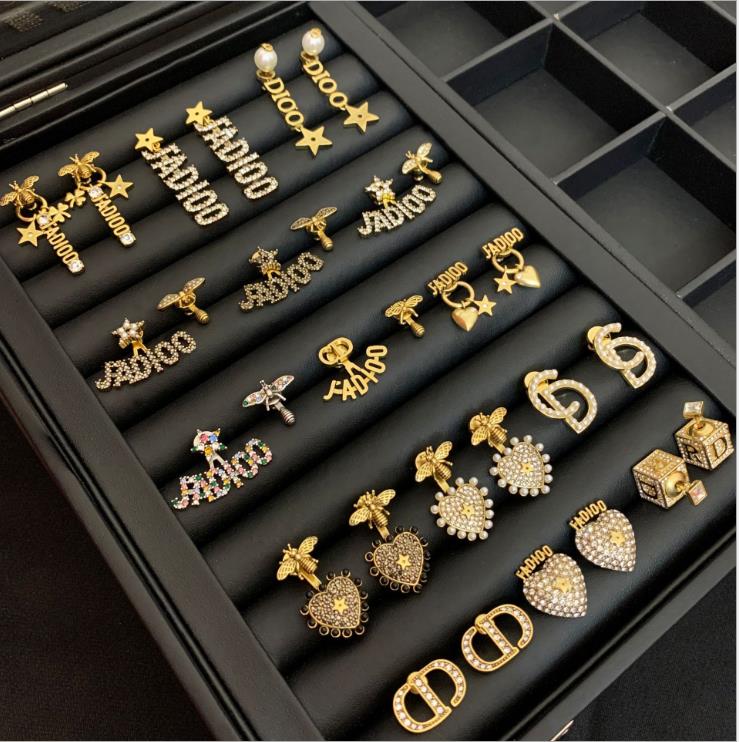 Retro bee asymmetric Earrings Popular high version back hanging letter Love Earrings
Retro bee asymmetric Earrings Popular high version back hanging letter Love Earrings