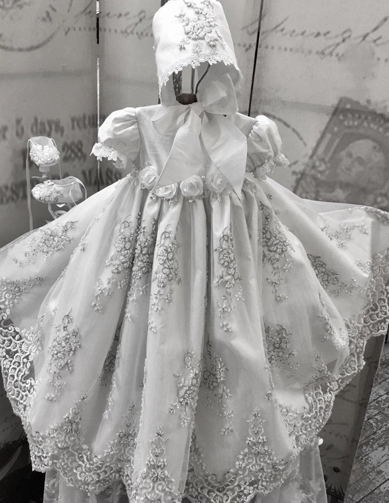 2021 Luxury Beaded Christening Gowns For Baby Girls Lace 3D Flowers Appliqued Pearls Baptism Dresses With Bonnet First Communication Dress