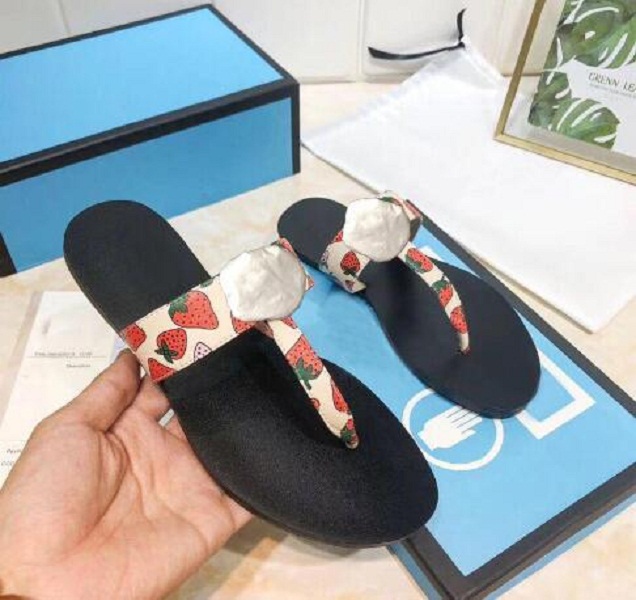 Beach slippers Summer fashion women flip-flops 100% leather Designer lady Slippers Metal luxury Flat Ladies slippers Large size 35-45 us4-11
Beach slippers Summer fashion women flip-flops 100% leather Designer lady Slippers Metal luxury Flat Ladies slippers Large size 35-45 us4-11
