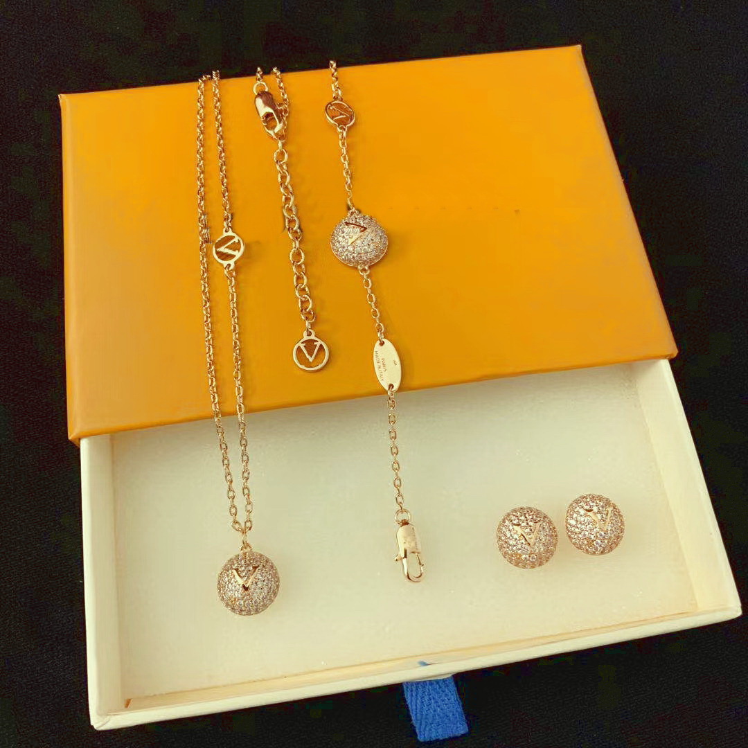 Europe America Style Jewelry Sets Lady Women Engraved V Initials Full Diamond Half Round Necklace Bracelet Earrings Sets 2 Color, No original box
Europe America Style Jewelry Sets Lady Women Engraved V Initials Full Diamond Half Round Necklace Bracelet Earrings Sets 2 Color, No original box