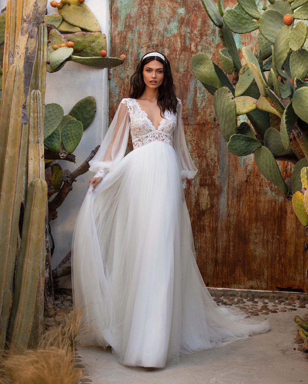 Lace Backless Stunning Wedding Dresses V Neck A Line Long Sleeves Bridal Gowns Sweep Train Tulle Robe De Marie