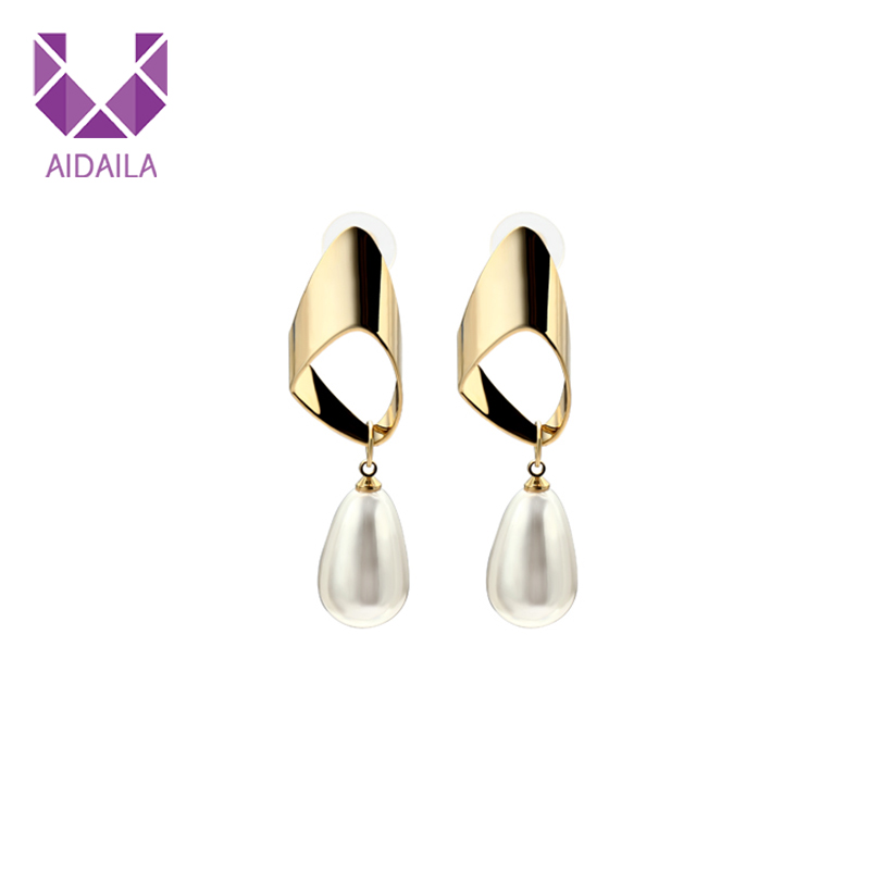 Women Long Dangle Drop Earrings with Water Drop Imitate Pearl Copper Alloy Light Fresh High Quality
Women Long Dangle Drop Earrings with Water Drop Imitate Pearl Copper Alloy Light Fresh High Quality
