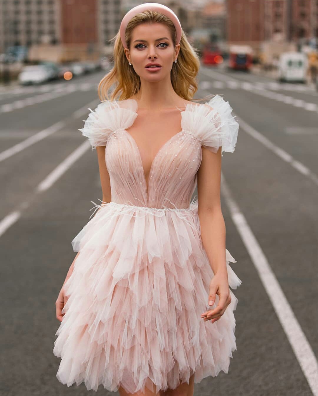 Light Pink Ruffles Short Prom Dresses Tiered Skirts V Neck Party Celebrity Gowns Red Carpet Evening Dress