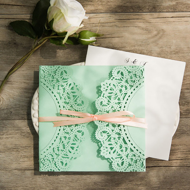 50 Set Green Design Flower Green Wedding invitations Cards Ribbons Cartoon pumpkin carriage Fold Lace convites de casamento
50 Set Green Design Flower Green Wedding invitations Cards Ribbons Cartoon pumpkin carriage Fold Lace convites de casamento