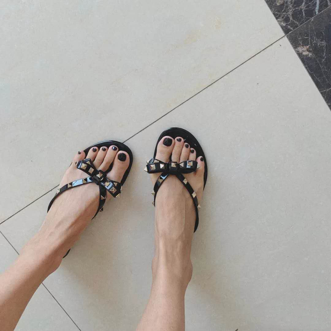 Women Sandals Rivet Bow Knot Flat Slippers Sandal Studded Girl Shoes New Arrivel Jelly Platform Slides Lady Flip Flops with Box 35-41, Black
Women Sandals Rivet Bow Knot Flat Slippers Sandal Studded Girl Shoes New Arrivel Jelly Platform Slides Lady Flip Flops with Box 35-41, Black