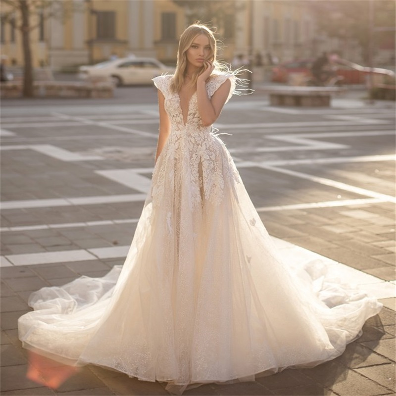 Elegant Newest A-line Wedding Dresses Sexy High V-neck Backless Feather Lace Applique Ruched Tulle Bridal Gown Vintage Wedding Dress