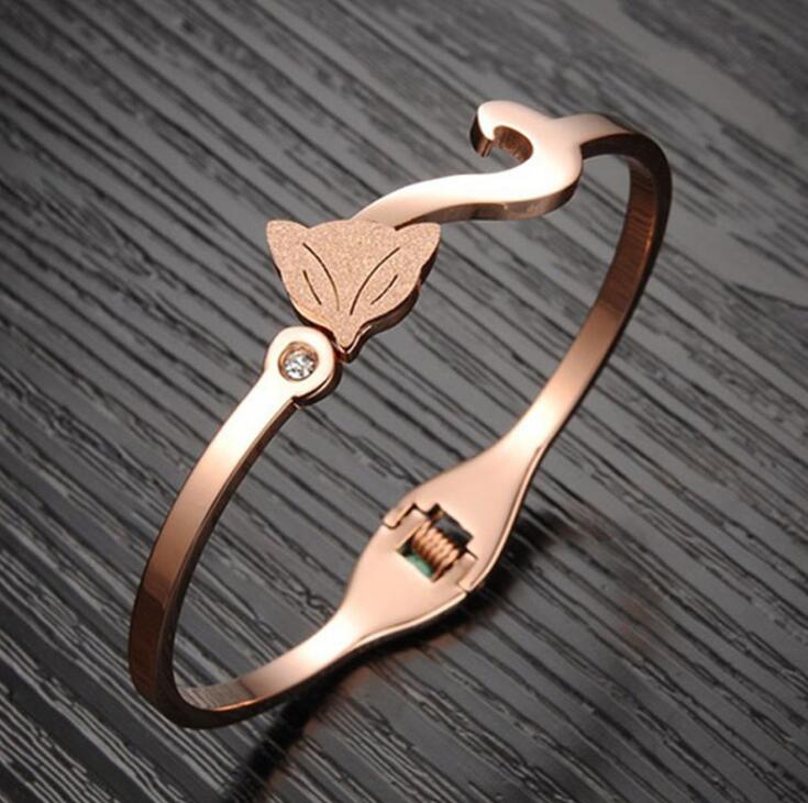 2020 new hot sale titanium steel Korean fashion ladies frosted fox open delicate bracelet diamond 18k rose gold temperament bracelet
2020 new hot sale titanium steel Korean fashion ladies frosted fox open delicate bracelet diamond 18k rose gold temperament bracelet