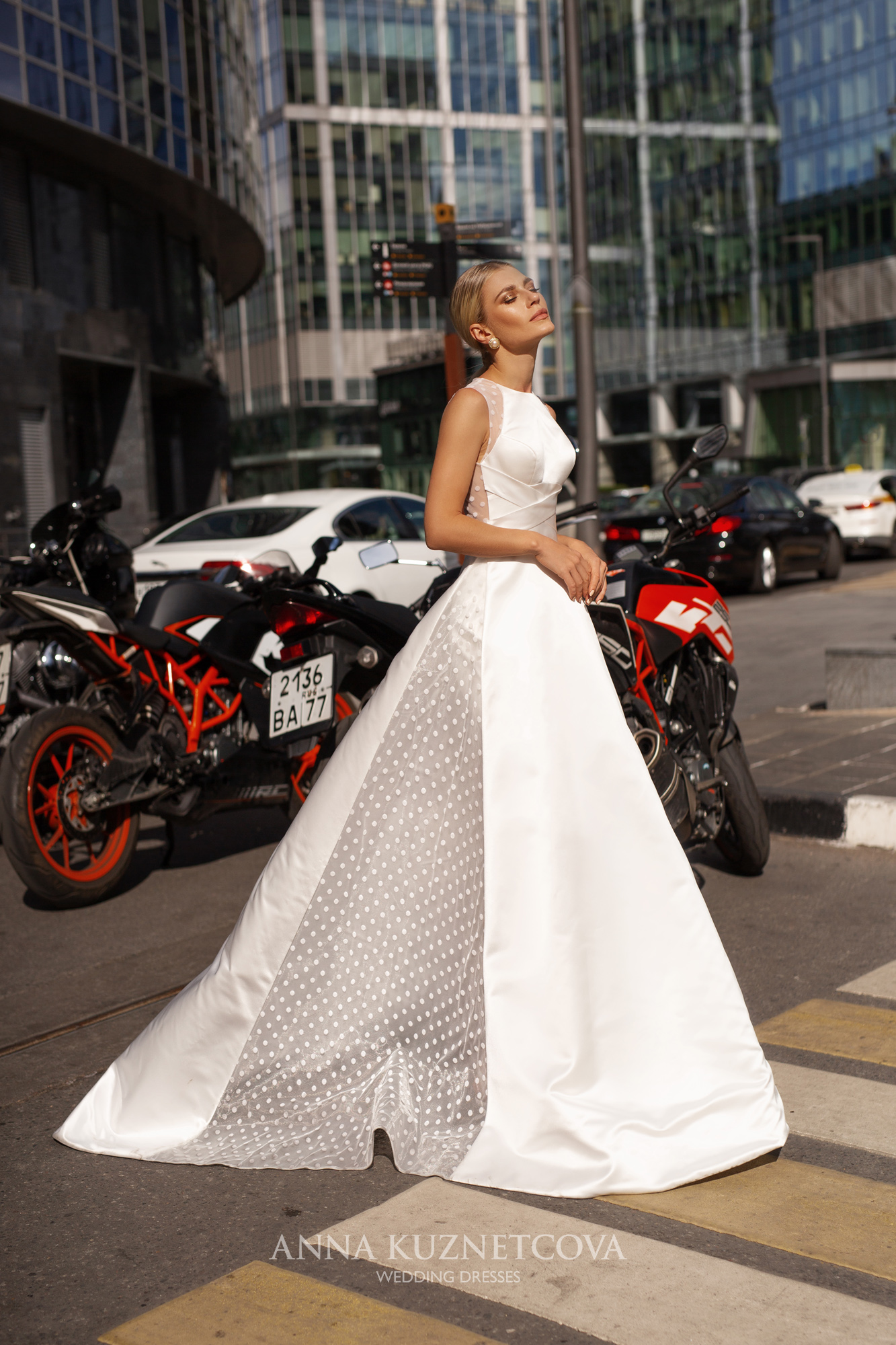 Jewel Neck Wedding Dresses Custom Made A Line Button Back vestido de novia Scoop Sweep Train Tulle Bridal Gowns Robe