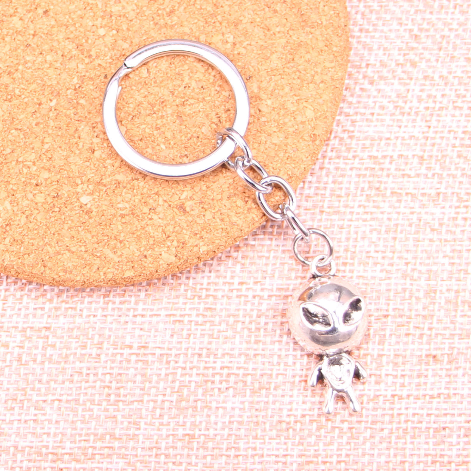 New Keychain 31*15mm alien et Pendants DIY Men Car Key Chain Ring Holder Keyring Souvenir Jewelry Gift, Slivery;golden
New Keychain 31*15mm alien et Pendants DIY Men Car Key Chain Ring Holder Keyring Souvenir Jewelry Gift, Slivery;golden