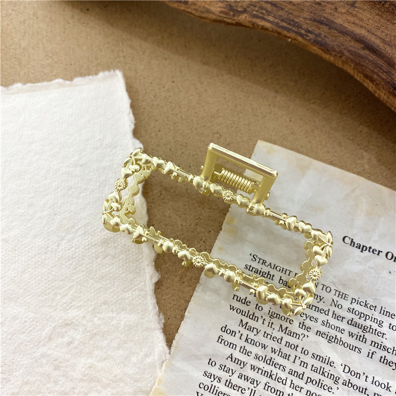 Girls Retro Metal Hair Claw Geometric Square Hollow Hair Clip Women Girl Accessories Modern Stylish Hairgrip Buckles
Girls Retro Metal Hair Claw Geometric Square Hollow Hair Clip Women Girl Accessories Modern Stylish Hairgrip Buckles