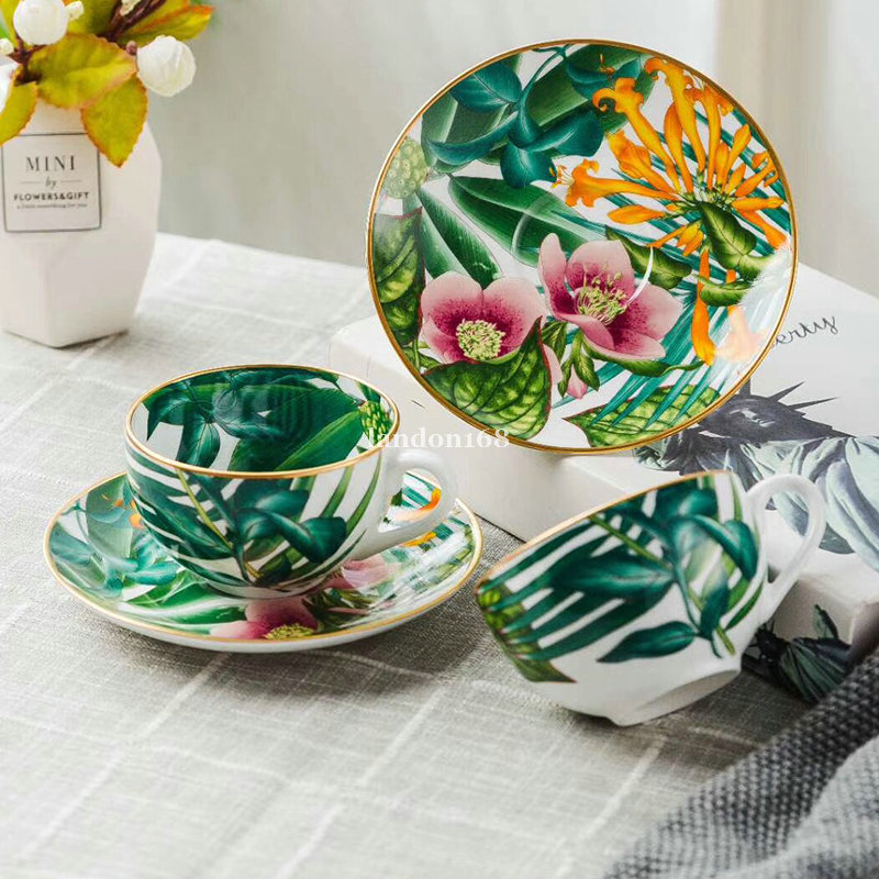 Luxurious golden-rimmed Bone china coffee cups and saucers Porcelain tea sets Ceramic coffee set Festival gift
Luxurious golden-rimmed Bone china coffee cups and saucers Porcelain tea sets Ceramic coffee set Festival gift