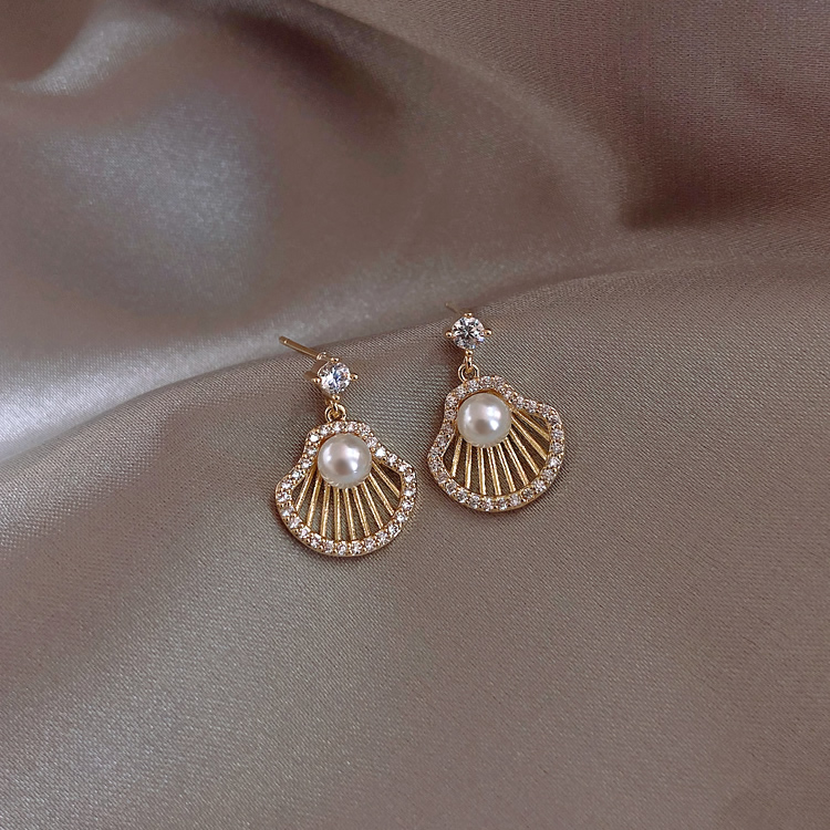 2020 Hot Sale Fashion Jewelry Shell Fan Shaped Copper Micro Inlaid Zircon Earrings Elegant Small White Pearl Earrings for women
2020 Hot Sale Fashion Jewelry Shell Fan Shaped Copper Micro Inlaid Zircon Earrings Elegant Small White Pearl Earrings for women