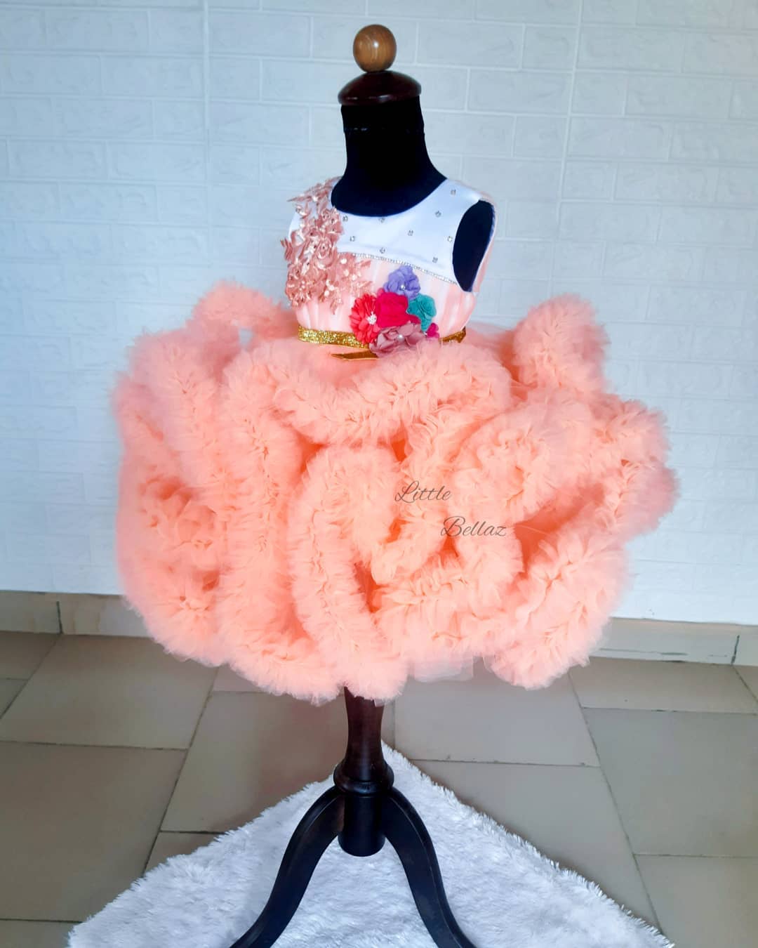 2020 Stylish Lace Crystals Flower Girl Dresses Ball Gown Tiers Little Girl Wedding Dresses Cheap Communion Pageant Dresses Gowns F355