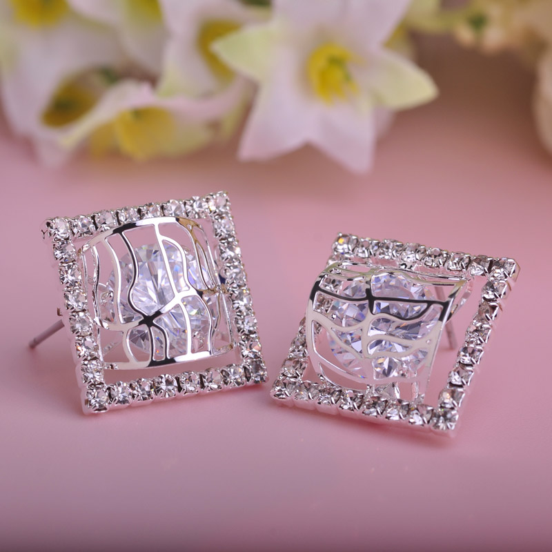 Blucome Clearance Small Stud Earrings Luxury Square Hollow Out Zircon Copper Earrings Women's Banquet Wedding Ear Accessories
Blucome Clearance Small Stud Earrings Luxury Square Hollow Out Zircon Copper Earrings Women's Banquet Wedding Ear Accessories