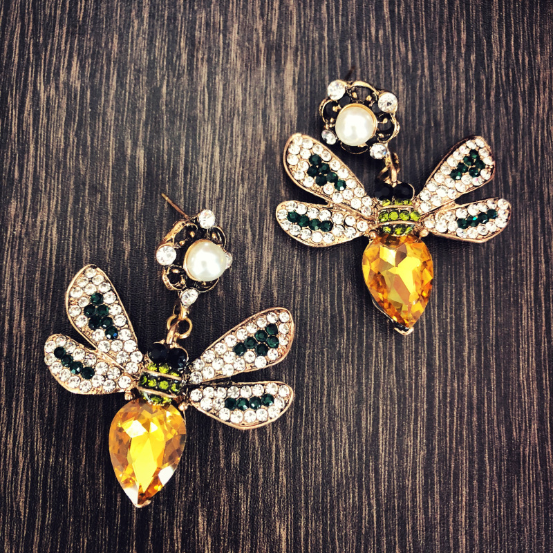 Qiaose Rhinestone Bees Charm Dangle Earrings for Women Fashion Jewelry Bohemian Collection Earrings Accessories Wholesale
Qiaose Rhinestone Bees Charm Dangle Earrings for Women Fashion Jewelry Bohemian Collection Earrings Accessories Wholesale