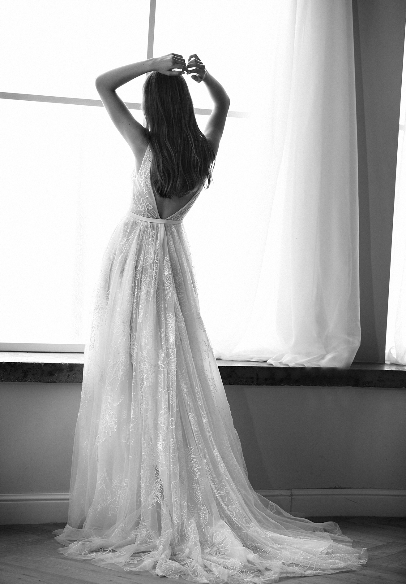 2021 Lihi Hod Embroidery A Line Wedding Dresses Deep V Neck Sleeveless Appliqued Bridal Gowns Sweep Train Backless Wedding Gowns