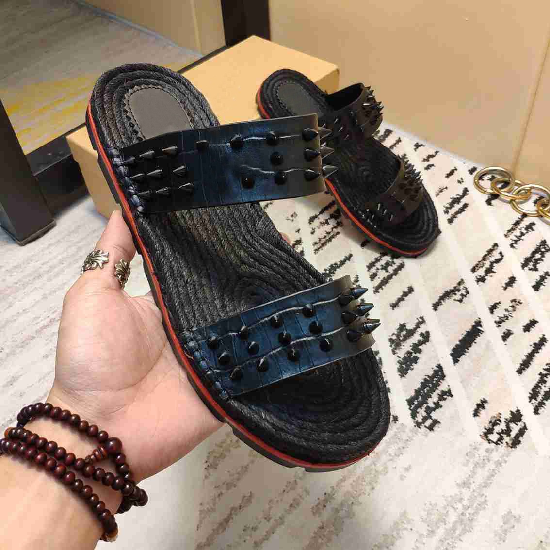 Men Slippers Red Bottoms Luxury Designer Spikes Ladie Beach Slipper Tide Male Home Slippers Non-slip Leather Mens Casual Shoes with box, Black
Men Slippers Red Bottoms Luxury Designer Spikes Ladie Beach Slipper Tide Male Home Slippers Non-slip Leather Mens Casual Shoes with box, Black