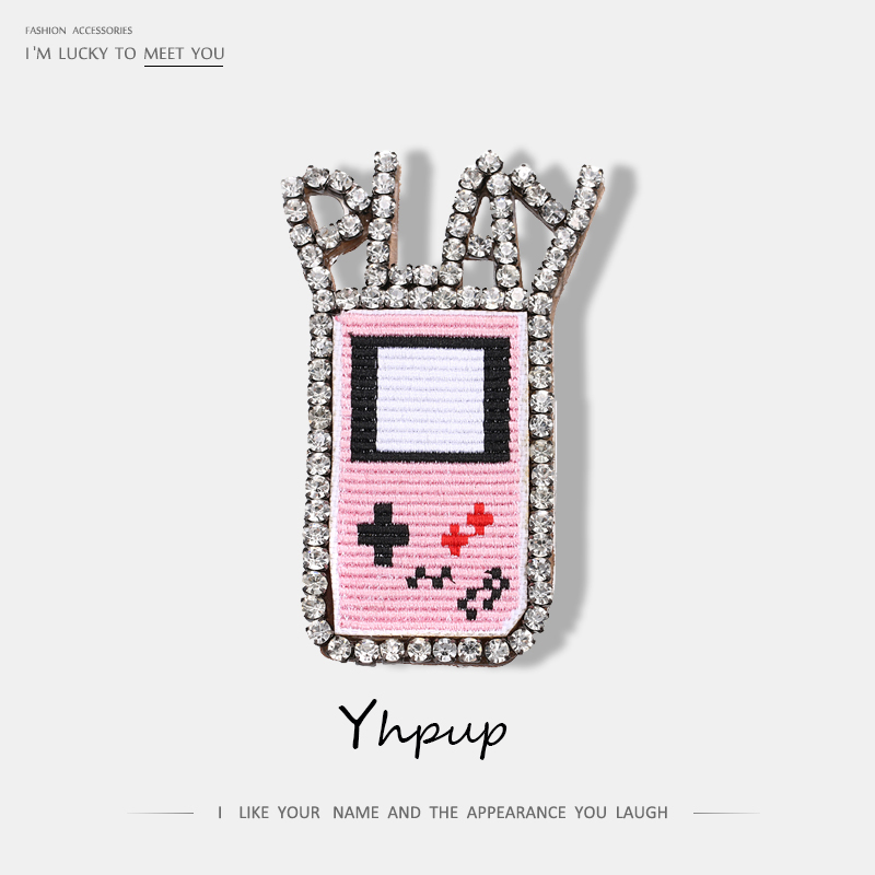Yhpup Game Play Pink Embroidery Genuine Leather Long Brooches Pin Luxury Charms Rhinestone Geometric Clothes Jewelry Accessories
Yhpup Game Play Pink Embroidery Genuine Leather Long Brooches Pin Luxury Charms Rhinestone Geometric Clothes Jewelry Accessories