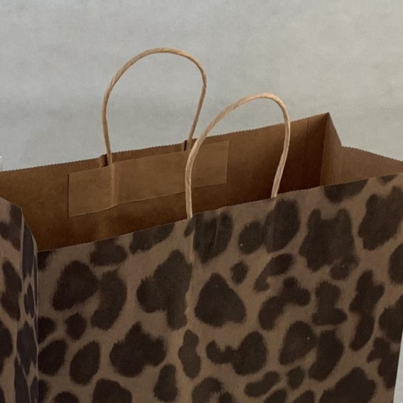 10PCS Fashionable leopard kraft paper bags gift paper bag with handle shopping bags packing bag Excellent quality 27*21*11cm
10PCS Fashionable leopard kraft paper bags gift paper bag with handle shopping bags packing bag Excellent quality 27*21*11cm