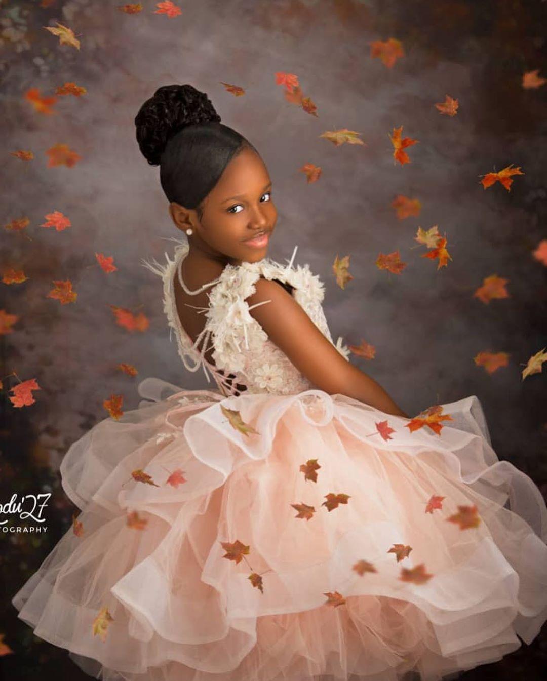 Luxurious Lace Beaded Flower Girl Dresses Knee Length Crystals Little Girl Wedding Dress Vintage Ball Gown Communion Pageant Dress
