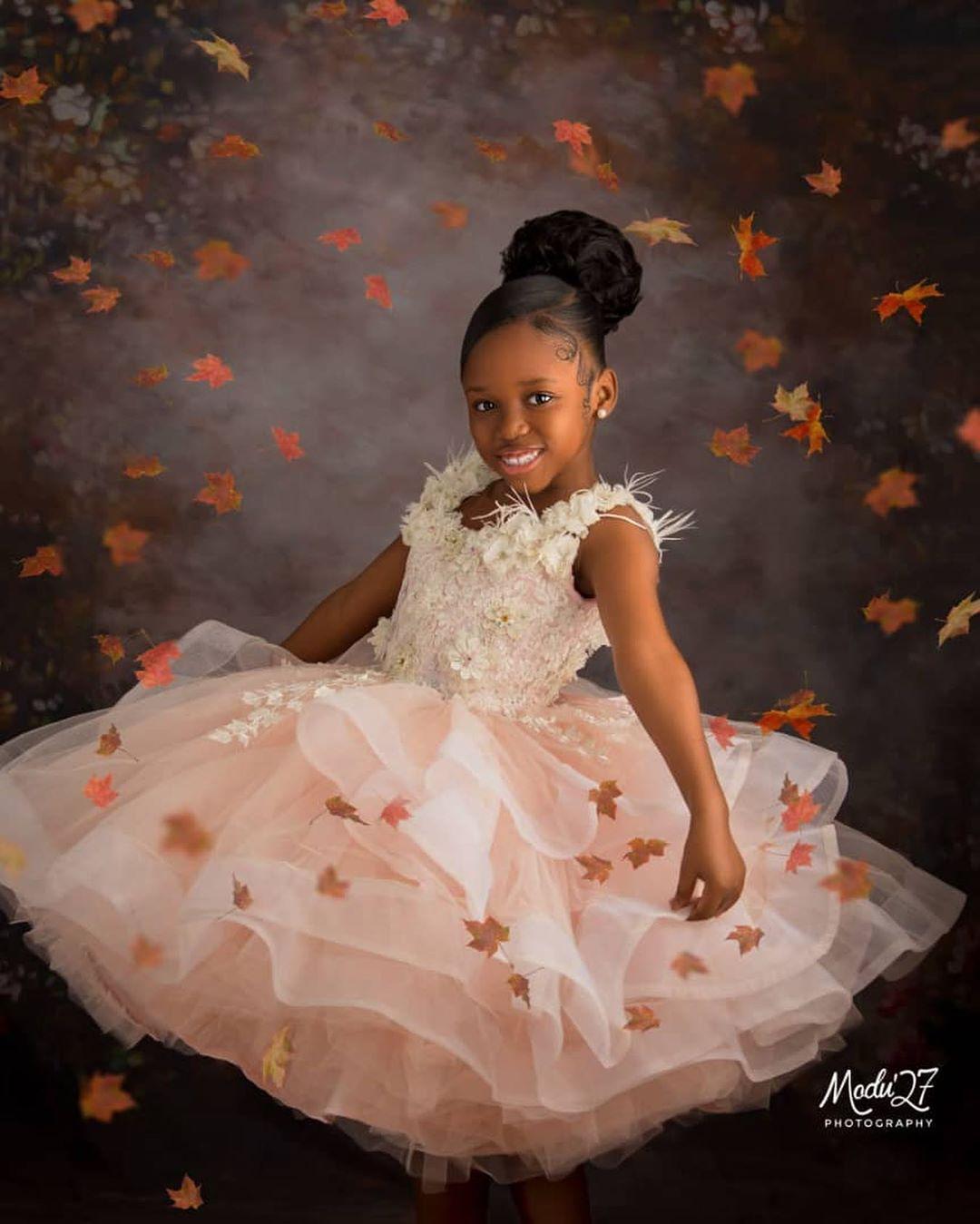 Luxurious Lace Beaded Flower Girl Dresses Knee Length Crystals Little Girl Wedding Dress Vintage Ball Gown Communion Pageant Dress