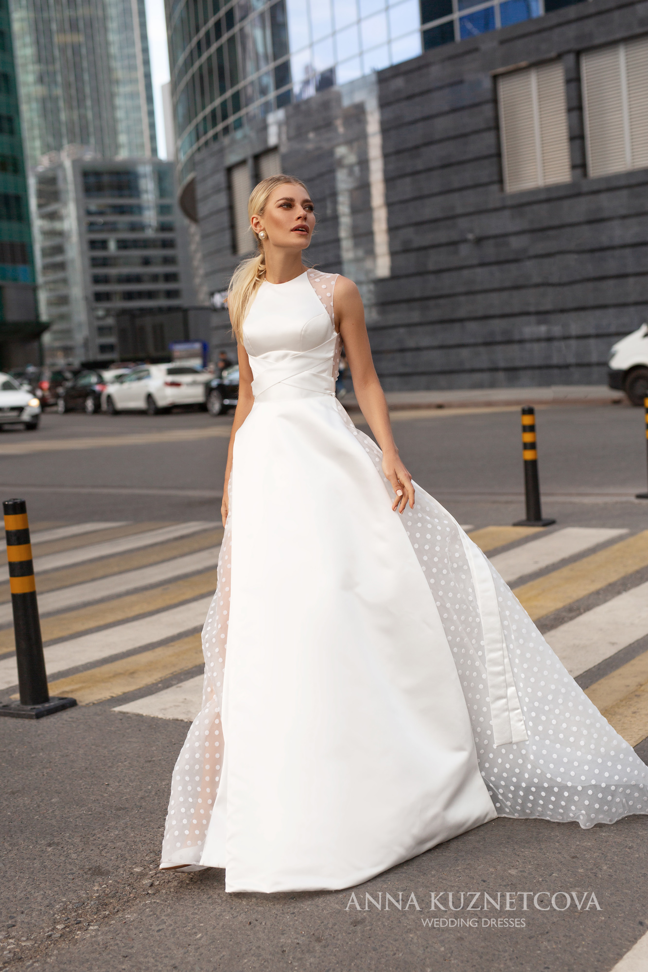 Jewel Neck Wedding Dresses Custom Made A Line Button Back vestido de novia Scoop Sweep Train Tulle Bridal Gowns Robe