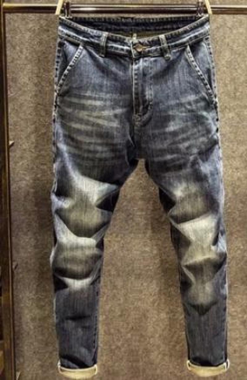 Male easy straight canister light blue jeans 
Male easy straight canister light blue jeans